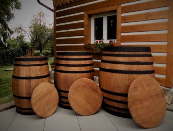 EICHENFASS IM GARTEN - EIN NÜTZLICHES UND STILVOLLES ZUBEHÖR